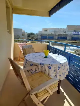 alt="Ambiance Océanique – Vue panoramique sur l'océan depuis le balcon"
