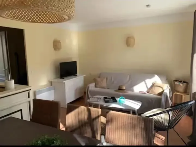 alt="Charmante Maison Cosy – Salon lumineux"