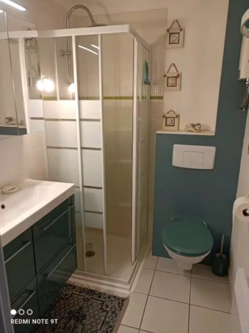alt="Charmante Maisonnette – Salle de bain"