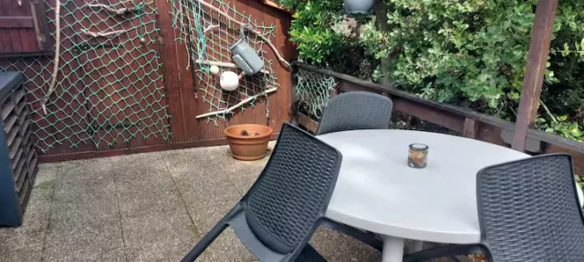 alt="Charmante Maisonnette – Vue extérieure Terrasse"
