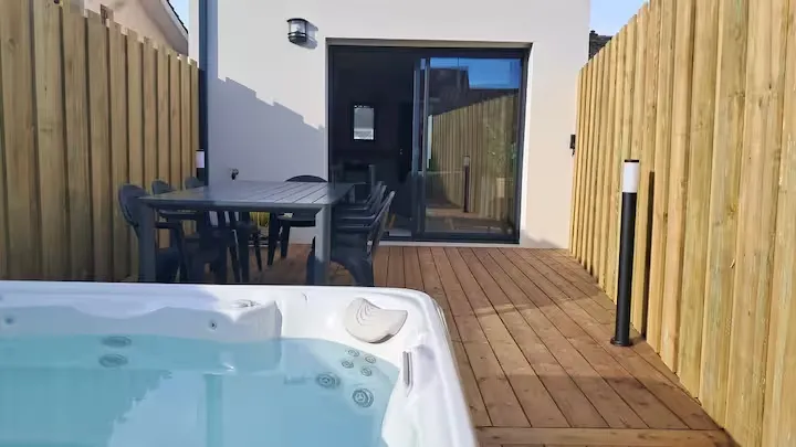 Belle maison neuve avec jacuzzi 4 Maison avec jacuzzi – Terrasse et jacuzzi