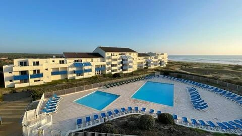 alt="Appartement Lacanau Océan – Piscine partagée de la résidence"
