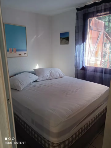alt="Charmante Maisonnette – Chambre avec lit en 140"