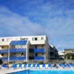 Salon avec vue sur le jardin