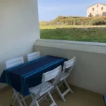 Vue sur la piscine depuis la terrasse