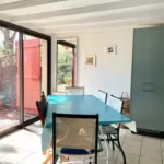 Salon avec grande baie vitrée