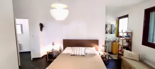 Chambre 1 lit 160x200 coin toilette douche et lavabo. vue jardin cote lac 4 1024x461