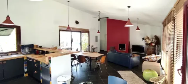 La grande piece principale avec cuisine ouverte table a manger et coin salon avec TV. 10 1024x461