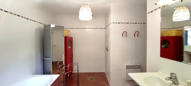 La grande salle de bain et douche2 12 11zon 1024x461