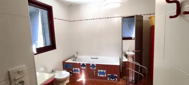 La grande salle de bain et douche 11 11zon 1024x461