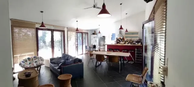 La piece de vie vue du couloir 14 1024x461