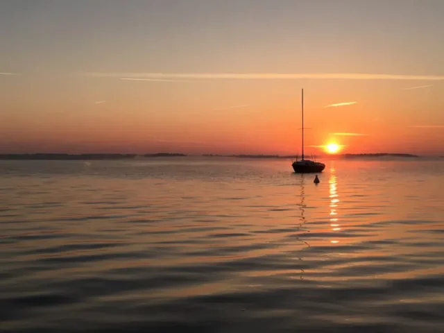 Lever du soleil sur le lac devant la maison 23 11zon 1024x768