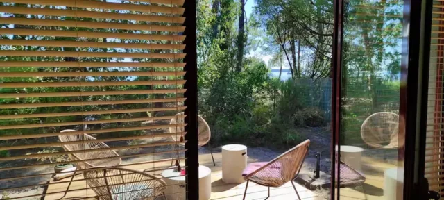 Vue de la piece de vie sur le jardin sa terrasse et le lac. 31