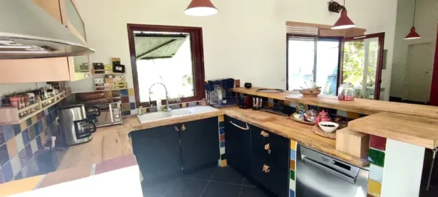 cuisine tout equipee gaziniere lave vaisselle micro onde rice cooker cafetiere a filtres ustensiles et vaisselle 7 1024x461