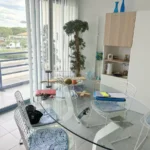 Salon avec vue sur le lac