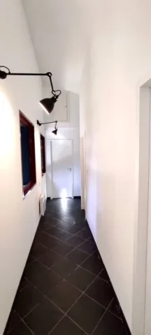 le couloir desservant les 3 chambres et sanitaires 21 11zon 461x1024