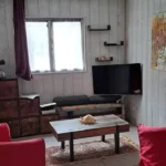 Salon avec vue sur la forêt