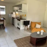 Salon avec coin cuisine