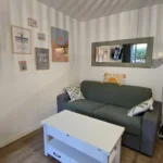 Salon avec télé connectée et canapé convertible