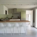 Salon lumineux villa Lacanau avec portes vitrées terrasse