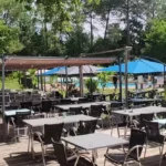 Terrasse couverte du chalet ouverte sur la forêt