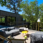 Villa La Canopée – Villa d'Architecte avec Piscine à Débordement | Pinède de Lacanau 4 Grande terrasse bois avec mobilier outdoor